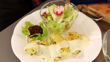 Eine vegetarische Variante der Hauptspeise: Petersilienkartoffeln mit Meerrettichsoße und grünem Salat. | Bild: BR/megaherz gmbh/Philipp Thurmaier