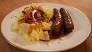 Die Hauptspeise von Stephie Bönniger aus dem Rheinland: "Himmel un Ääd" mit Bratwurst und Chorizo vom Galloway-Rind. | Bild: WDR/BR/megaherz