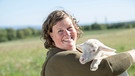 Anja Wolff von den Jakobsberger MilchHandwerkern in Jakobsberg hat ein Lamm ihrer Milchschafe auf dem Arm. | Bild: WDR/Melanie Grande