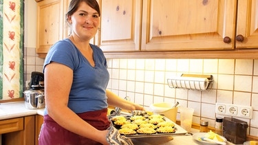 Gastgeberin Johanna Bauer bei den Vorbereitungen in der Küche | Bild: BR/megaherz gmbh