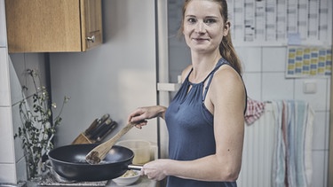 Monika Bernhard in der Küche. | Bild: BR/megaherz gmbh/Philipp Thurmaier