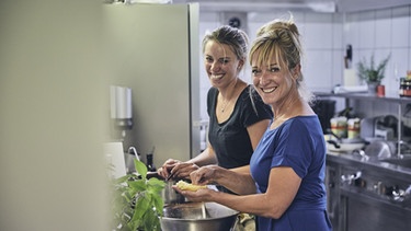 Nicole Roth (rechts) und ihre Küchenhilfe Luise Engelbrecht. | Bild: BR/megaherz gmbh/Philipp Thurmaier
