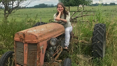 Landfrau Josefine Reißaus auf einem Traktor. | Bild: BR/megaherz gmbh/Philipp Thurmaier