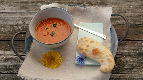 Der Gruß aus der Küche: Gazpacho mit warmer Seele. | Bild: BR/megaherz gmbh/Philipp Thurmaier