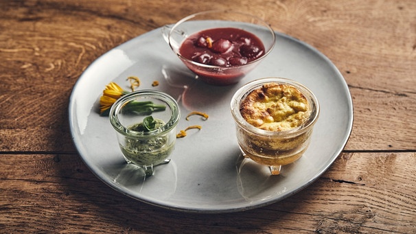 Die Nachspeise: Traditioneller Quarkauflauf mit Kirschkompott und süßem Minze-Pesto. | Bild: BR/megaherz gmbh/Philipp Thurmaier