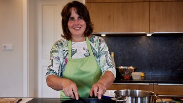 Landfrau Tanja Zeller bereitet die Hauptspeise in der Küche zu. | Bild: BR/megaherz gmbh/Philipp Thurmaier