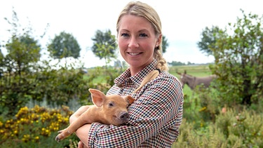 Gastgeberin Theresa Coßmann (28 Jahre) ist Agrarwirtin und kümmert sich um die Aufzucht der Schweine. | Bild: BR/WDR/Melanie Grande