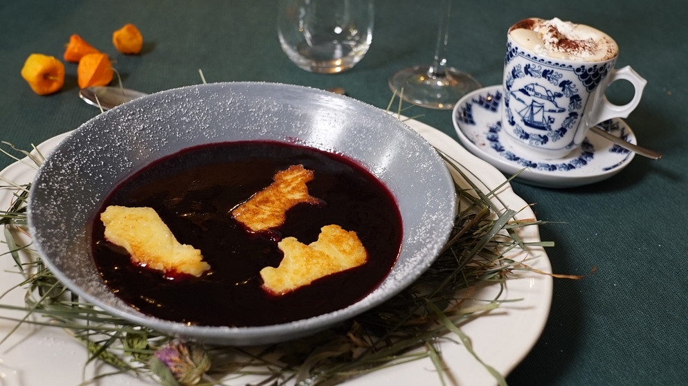 Nachspeise Marisa Marquardt: Fliederbeersuppe mit Grießklößchen