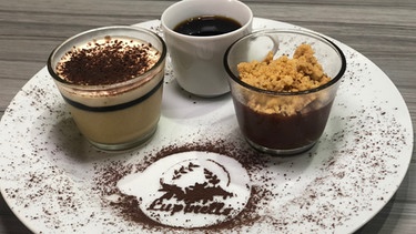 Dessert: Lupinenkaffee-Mousse mit Lupinenkaffee-Karamell und Zwetschgenmus mit Crumble. Dazu eine kräftige Tasse Lupinenkaffee. | Bild: BR/WDR/Melanie Grande