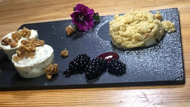 Dessert: Grillagetorte mit Birnenstreuseln, karamellisierten Walnüssen. | Bild: BR/WDR