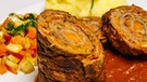 Rinderroulade mit Kartoffel-Lauch-Püree und Gemüsewürfeln | Bild: BR/megaherz gmbh/Andreas Maluche