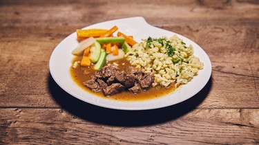 Die Hauptspeise: Rinder-Biergulasch aus der Wade mit Kräuterspätzle und buntem Gemüse. | Bild: BR/megaherz gmbh/Philipp Thurmaier