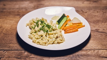 Die Hauptspeise vegetarisch: Kräuterspätzle mit buntem Gemüse. | Bild: BR/megaherz gmbh/Philipp Thurmaier