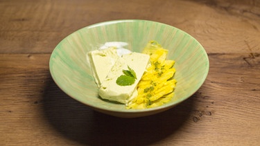 Grüne Eiscreme (Avocado-Eis) mit Ananas-Carpaccio und Minz-Zucker | Bild: BR/megaherz gmbh