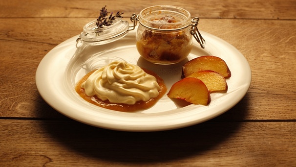 Dessert: Pfirsich-Scheiterhaufen mit Joghurt-Vanille Schaum. | Bild: BR/megaherz gmbh/Anne Deiss