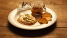 Dessert: Pfirsich-Scheiterhaufen mit Joghurt-Vanille Schaum. | Bild: BR/megaherz gmbh/Anne Deiss