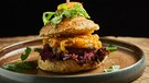 Hauptspeise von Sindy Lippert: Burger vom schottischen Hochlandrind mit Aprikosen-Whisky-Chutney | Bild: BR/megaherz gmbh