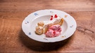 Nachspeise: „Drei-Käse-hoch“ - eine Dessertvariation aus Ziegenmilch von Nina Wagner aus Mittelfranken | Bild: BR/megaherz