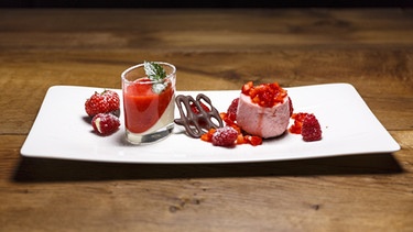 Erdbeer-Joghurt-Törtchen und Buttermilchcreme mit Erdbeersoße | Bild: BR/megaherz gmbh