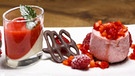 Erdbeer-Joghurt-Törtchen und Buttermilchcreme mit Erdbeersoße | Bild: BR/megaherz gmbh