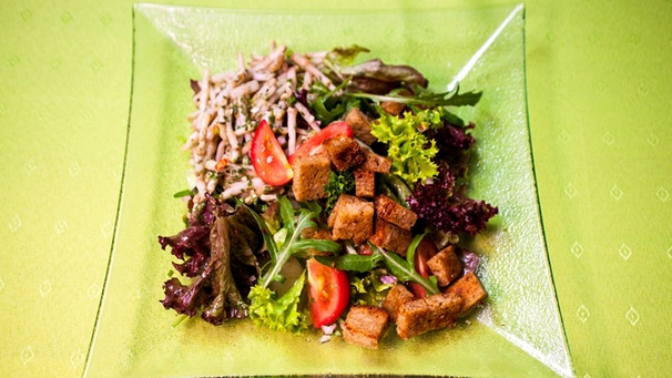 Renate Schmidts Vorspeise: Salat mit Hopfenspargel. | Bild: BR/megaherz gmbh