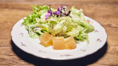 Vorspeise: Jellys mit Wildkräuter-Salat. | Bild: BR/megaherz gmbh/Philipp Thurmaier
