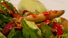 Die Vorspeise: Avocado-Spargel-Salat mit Vollkorn-Focaccia. | Bild: BR/megaherz gmbh