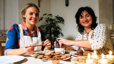 Marie Bauer und Maria Deß beim Weihnachtsmenü bei der Landfrauenküche 2015 | Bild: BR/megaherz gmbh