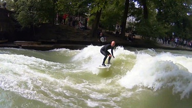 Surfer am Eisbach in München.' | Bild: BR / B.O.A. Videofilmkunst