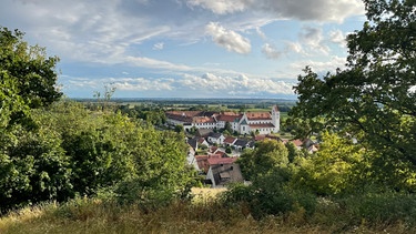 Das Kloster Thierhaupten aus der Ferne. | Bild: BR, Bewegte Zeiten Filmproduktion GmbH