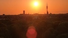 Blick über München Richtung Olympiaturm, Sonnenuntergang | Bild: BR