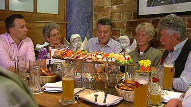 Stammtisch mit älteren Damen und Herren, kalte Platte, gefüllte Biergläser | Bild: BR