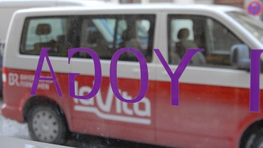 laVita-Bus vor Schaufenster mit Yoga-Schriftzug | Bild: BR