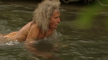 weißhaariger Mann schwimmt nackt in Fluss | Bild: BR