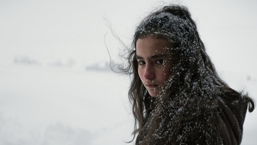Sevim (Ece Bağcı) mit Schnee im Haar.  | Bild: Komplizen Film/Memento Films/NBC Films