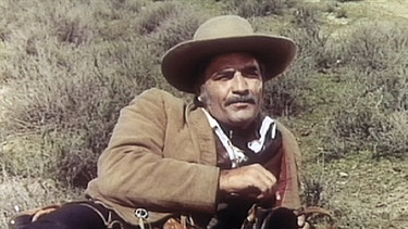 Der Revolverheld El Charro (William Bogart) wittert bei dem Rachefeldzug seines Freundes fette Beute. | Bild: ARD Degeto/BR