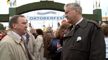 Ulrich Chaussy (links) mit dem Bayerischen Innenminister Joachim Herrmann am Jahrestag 2010. | Bild: BR/diwafilm GmbH/Walter Harrich