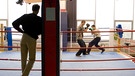 Es ist ihre letzte Chance, sonst droht unweigerlich der Knast: Junge Gewalttäter lernen, ihre Aggressionen zu beherrschen und Selbstrespekt zu erlangen - beim Boxunterricht! | Bild: BR/BoomtownMedia