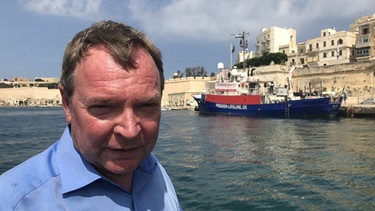 Claus-Peter Reisch in Malta vor dem festgesetzen Rettungsschiff "Lifeline". | Bild: BR/Hermine Poschmann