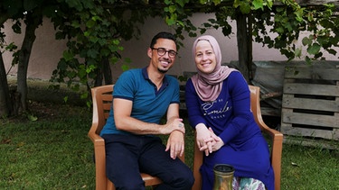 Erkan Inan mit seiner Frau Arzu im Garten der Familie in der Türkei. | Bild: BR/Daniela Agostini