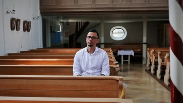 Erkan Inan in der Kirche von Reichertshausen. | Bild: BR/Daniela Agostini