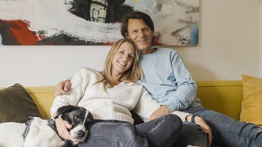 Caro Matzko zusammen mit ihrem Mann Rainer Schaller.    | Bild: BR/Tobias Tempel.