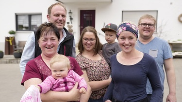 Vroni (vorne rechts) und ihre Familie. | Bild: BR/Josef Mayerhofer
