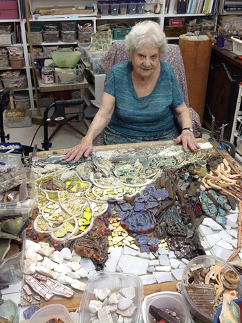 "Die Steine sprechen zu mir!". An einem Mosaik arbeitet Ilana oft viele Monate. | Bild: BR/Isabel Gathof
