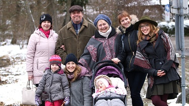 Andreas Giebel mit seiner Frau Karin, seinen vier Töchtern und Enkeln. | Bild: BR/Ralph Zipperlen