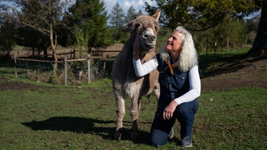 Anahid Klotz streichelt ihren Esel. | Bild: BR/Tabea Hofmann