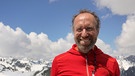 Rupert Voß im Portrait vor Bergkulisse. | Bild: BR/Stefan Panzner