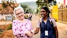 Anna Riedl bringt seit 30 Jahren das Geld, das sie gesammelt hat, nach Südindien zur Schule des Pallottiner Ordens. Dort ist die 90-Jährige höchst geehrt. | Bild: BR/Pius Neumaier