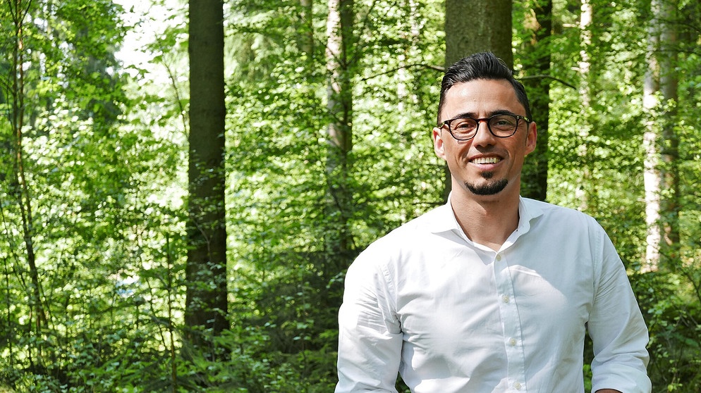 Erkan Inan - glücklich im Wald seiner Kindheit. | Bild: BR/Daniela Agostini