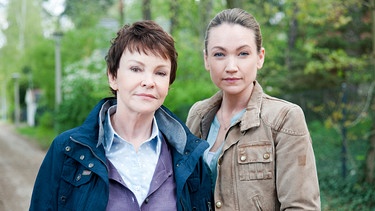 Karin Lossow (Katrin Sass, links) und Tochter Julia Thiel (Lisa Maria Potthoff). | Bild: BR/Degeto/NDR/Oliver Feist